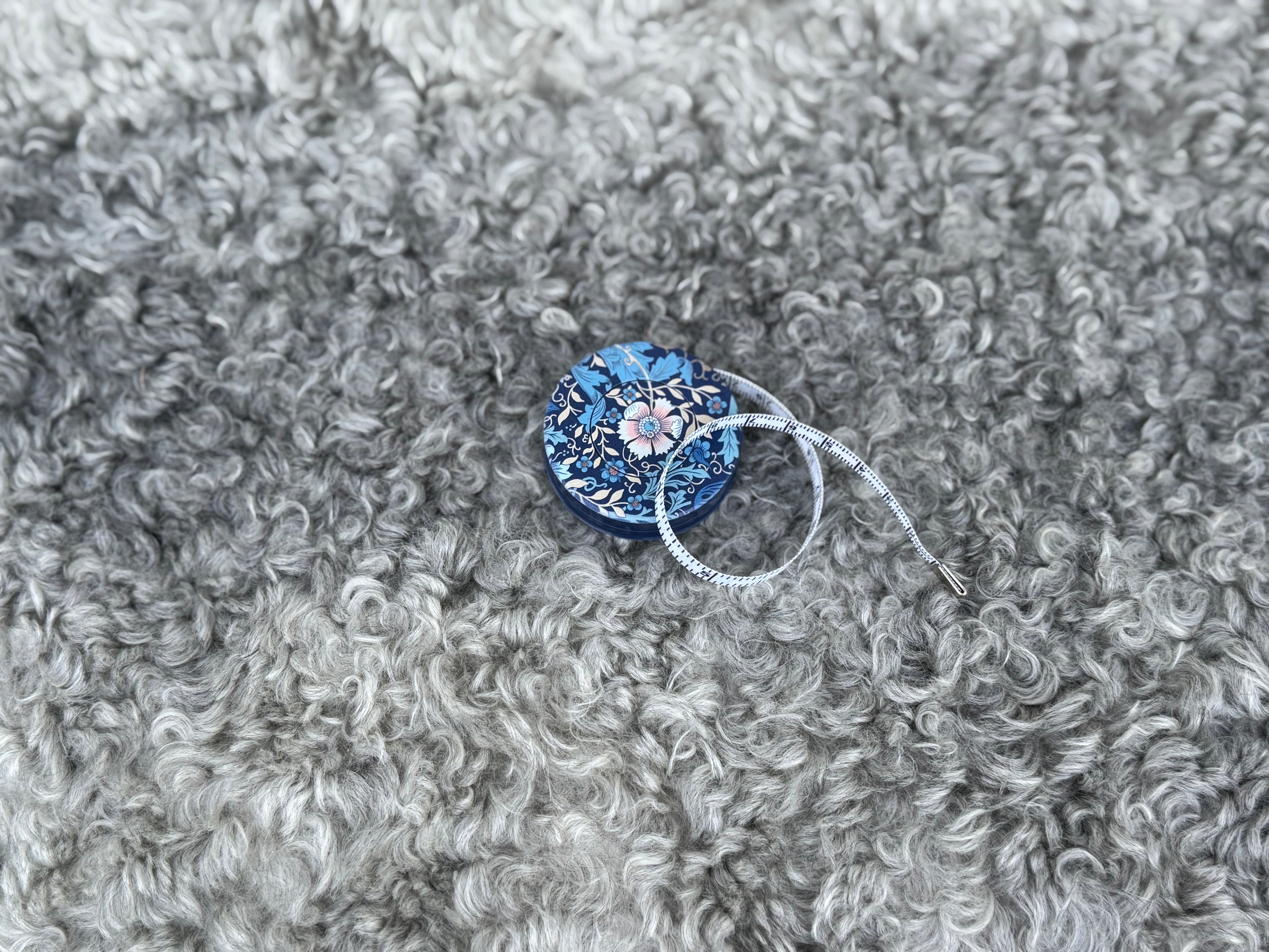 Måttband, mörkblått med blommor