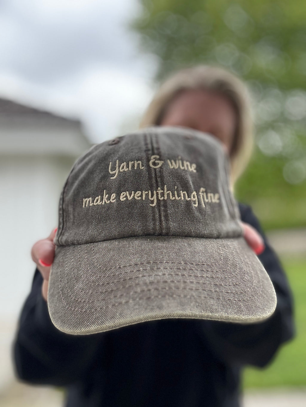 Keps "Yarn and wine make everything fine" - brun