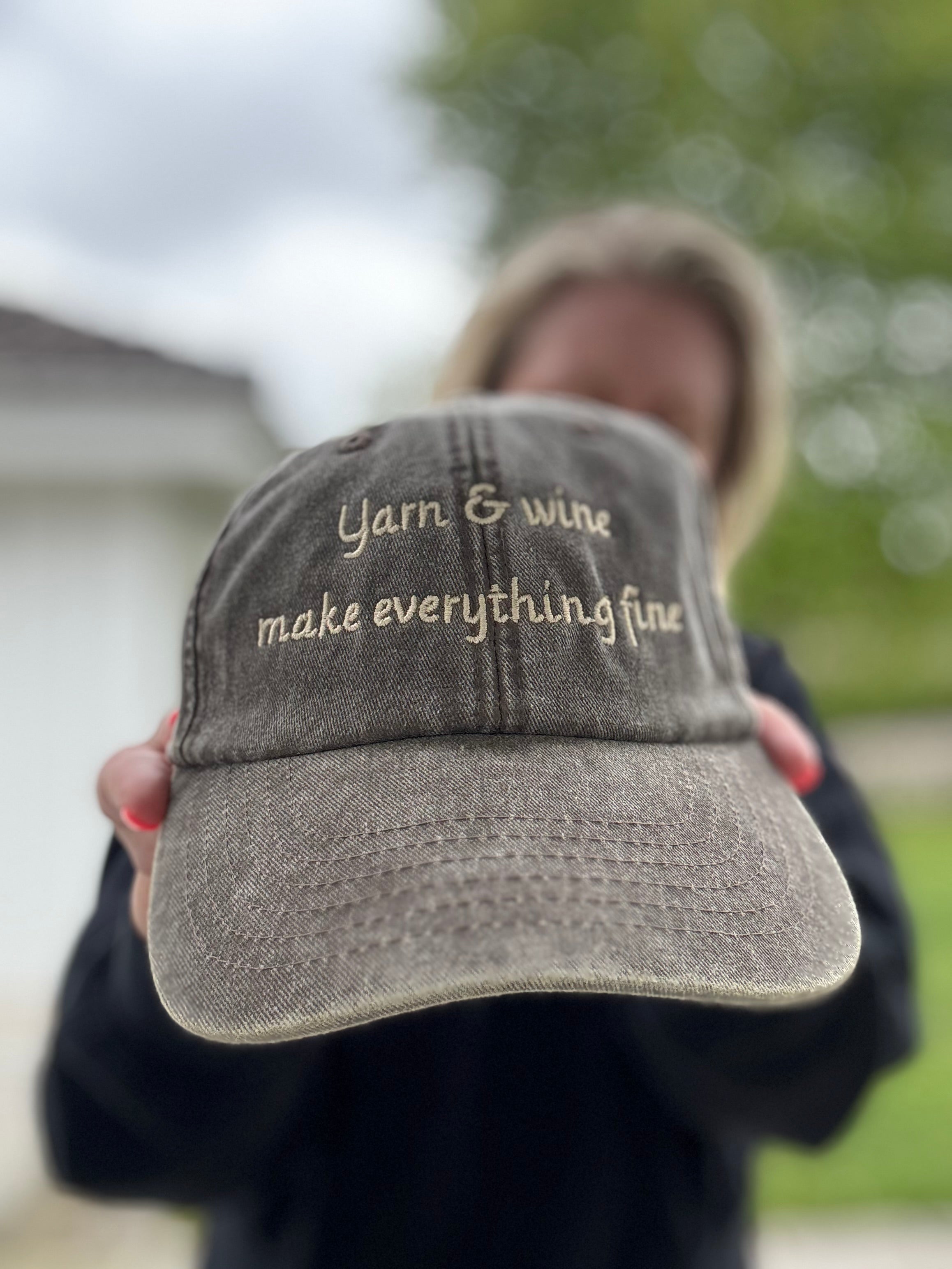 Keps "Yarn and wine make everything fine" - brun