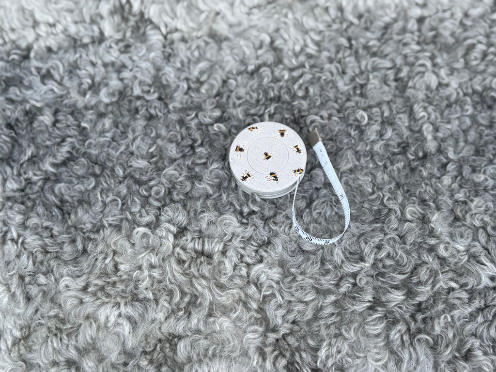 Måttband, beige med humlor