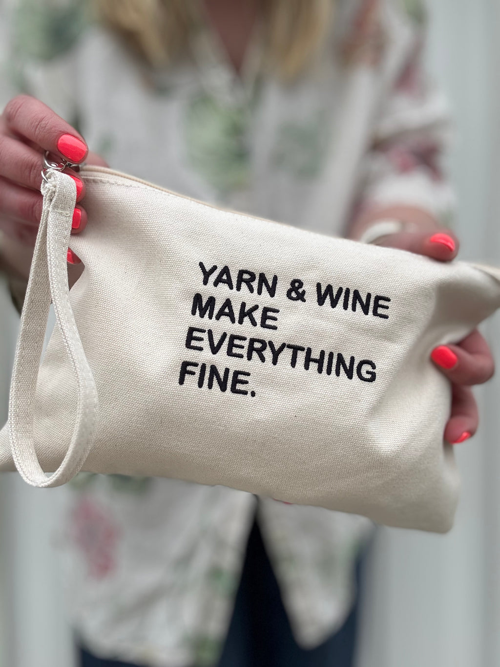 Väska, mellan "Yarn and wine make everything fine."