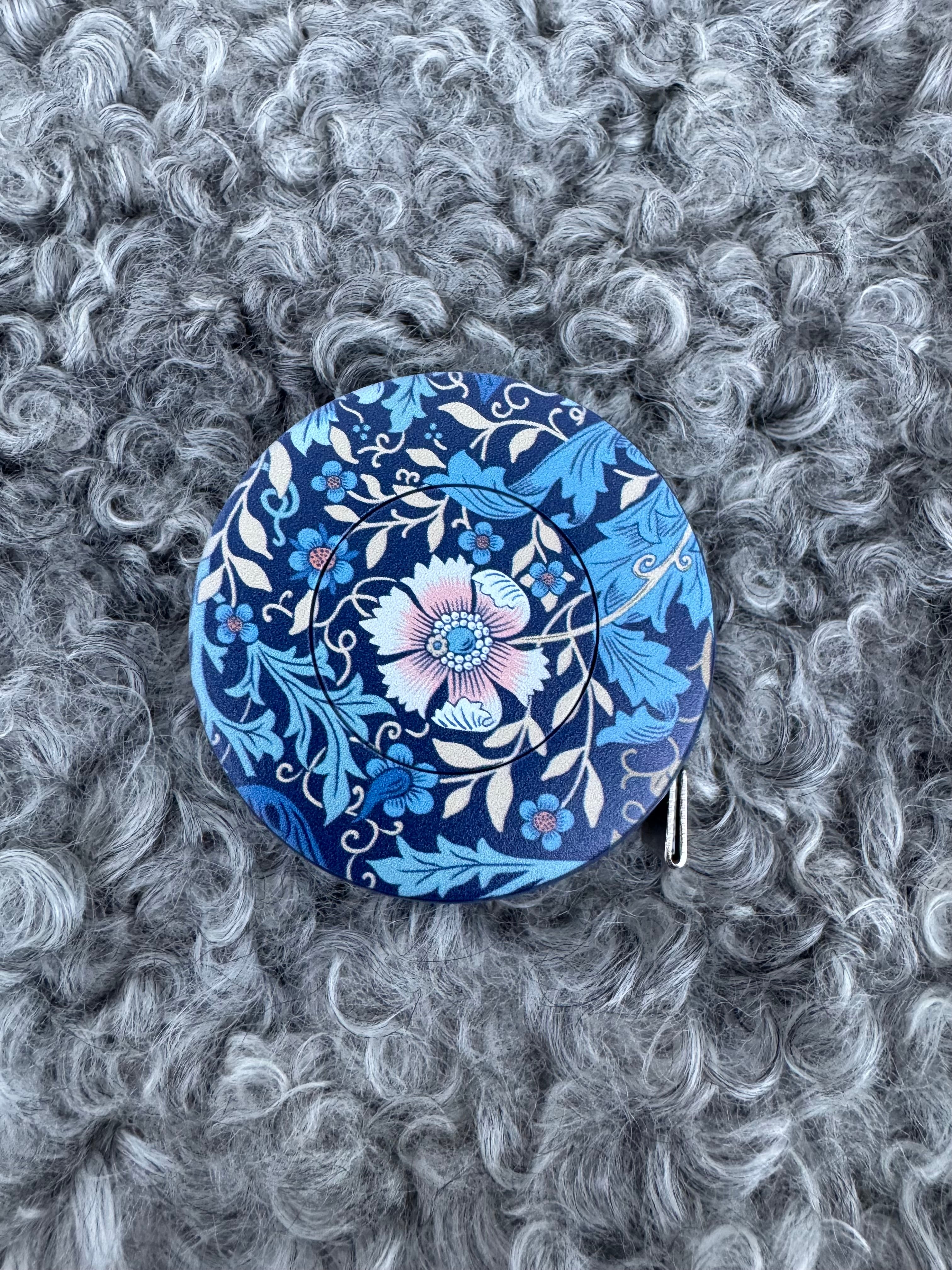 Måttband, mörkblått med blommor