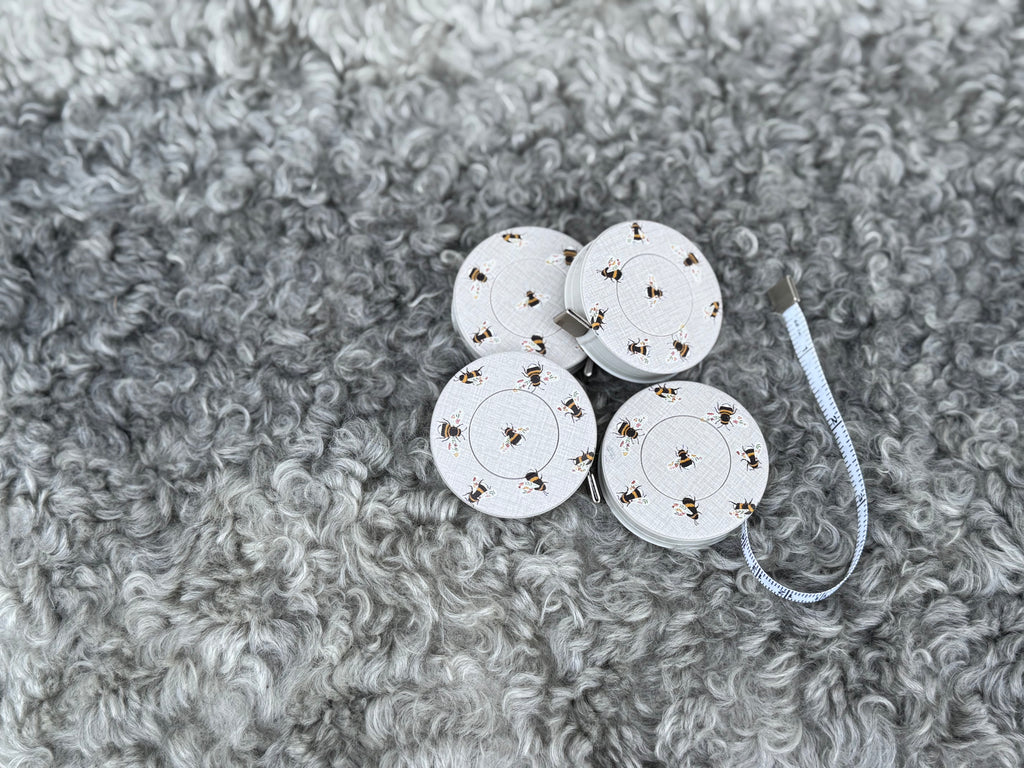 Måttband, beige med humlor
