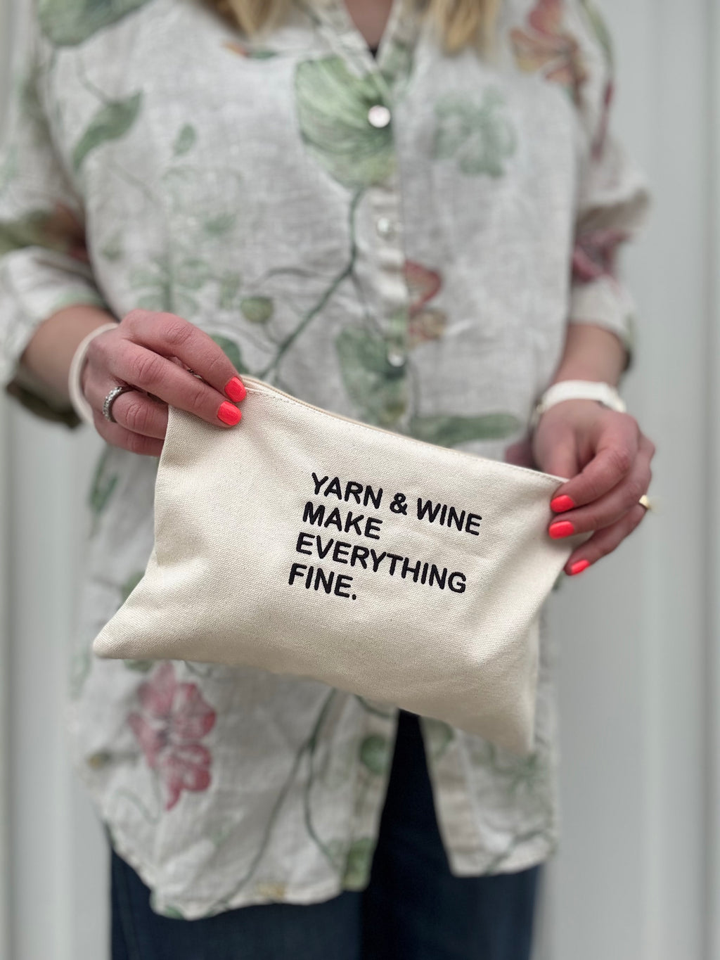 Väska, mellan "Yarn and wine make everything fine."