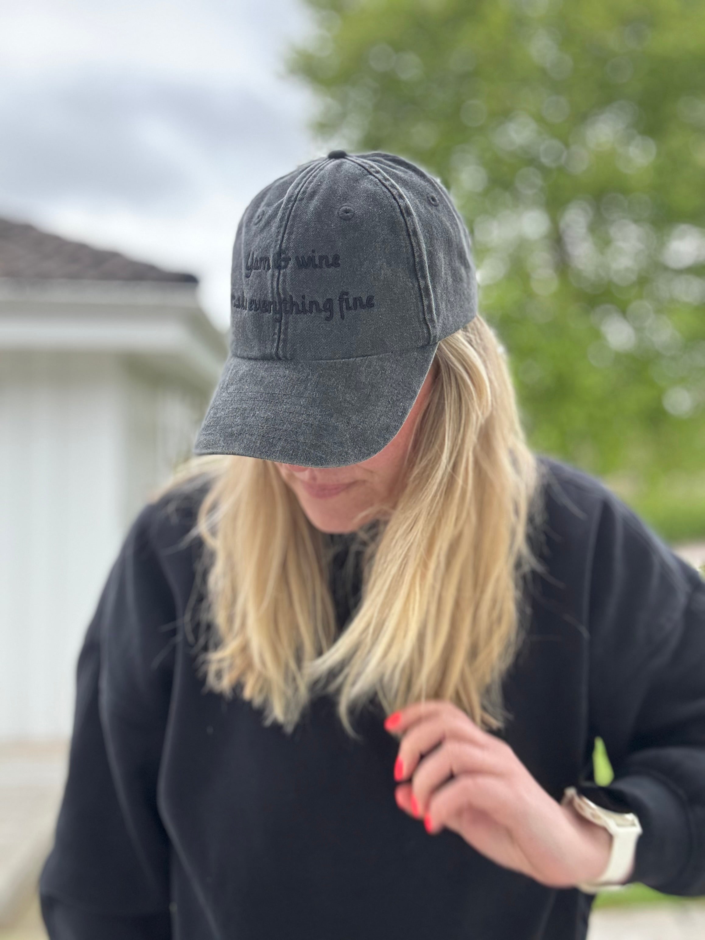 Keps "Yarn and wine make everything fine" - svart