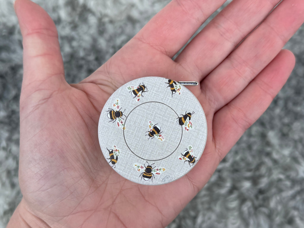 Måttband, beige med humlor