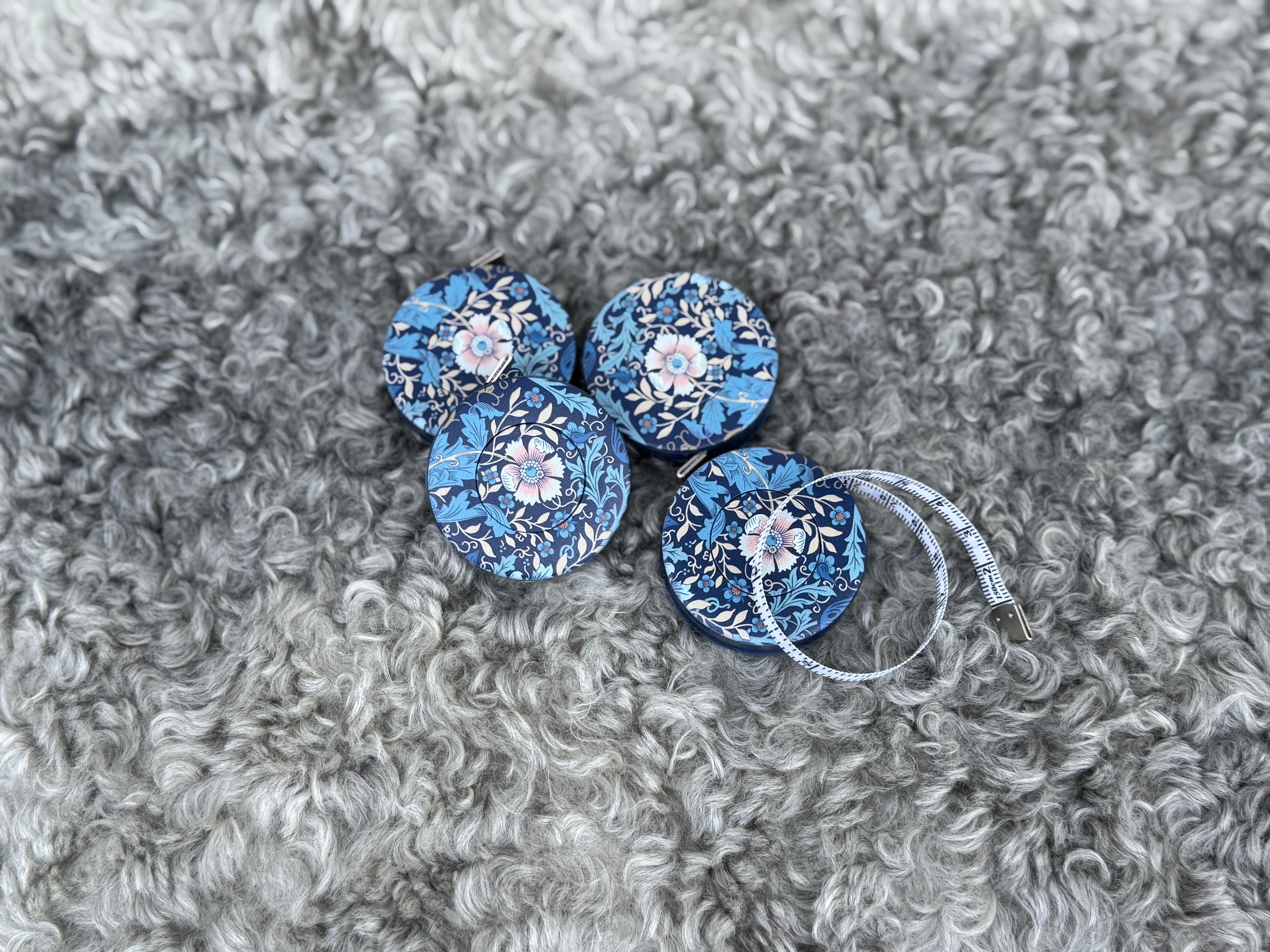 Måttband, mörkblått med blommor