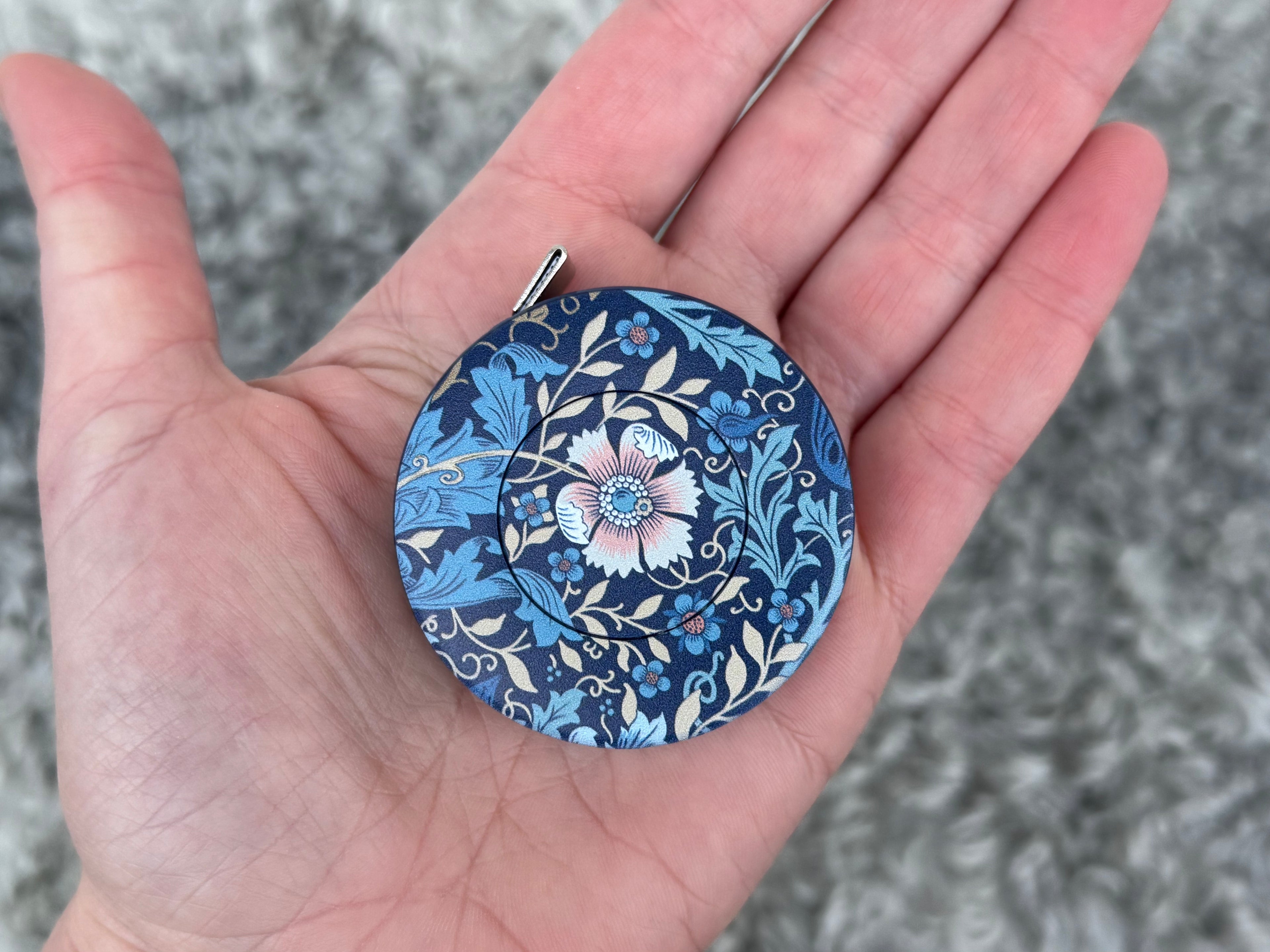 Måttband, mörkblått med blommor