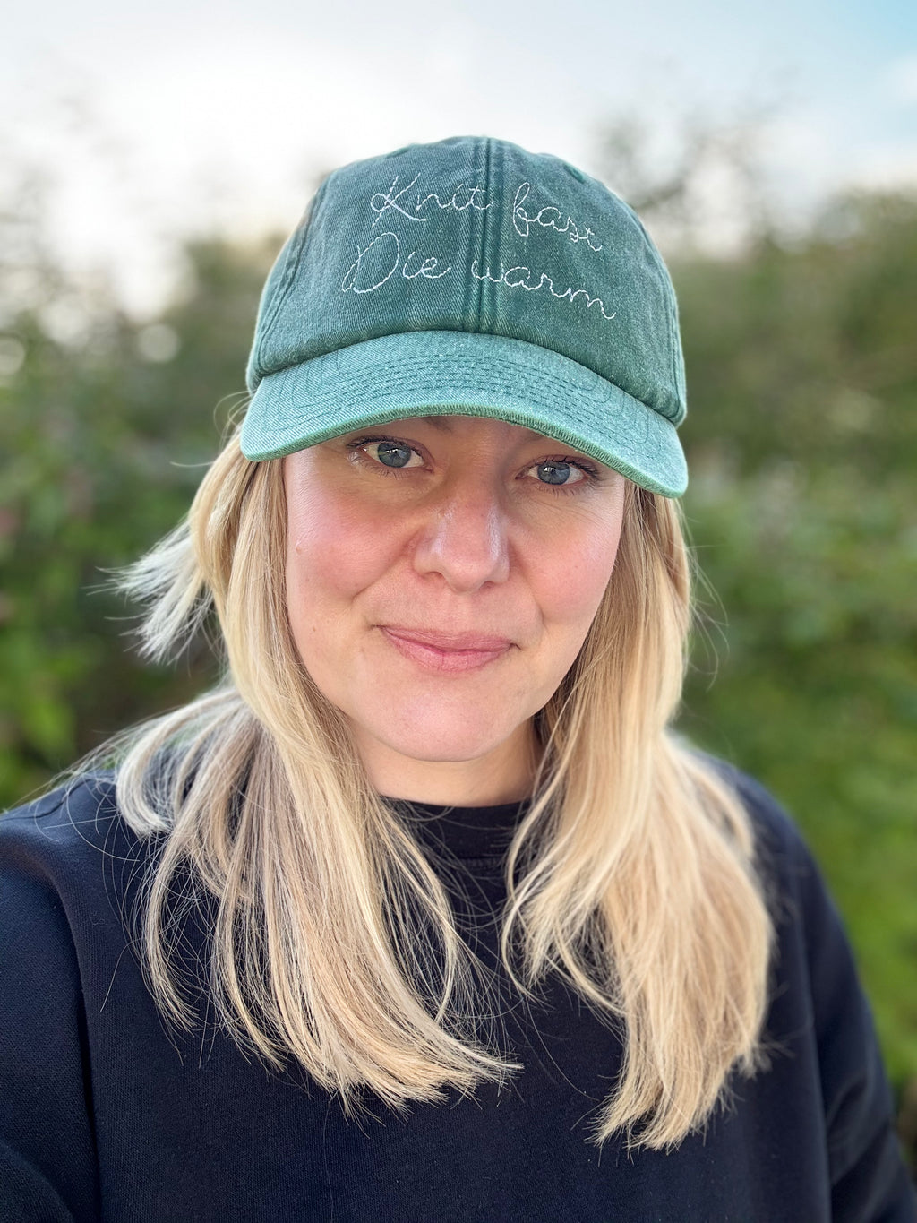 Keps "Knit fast die warm"
