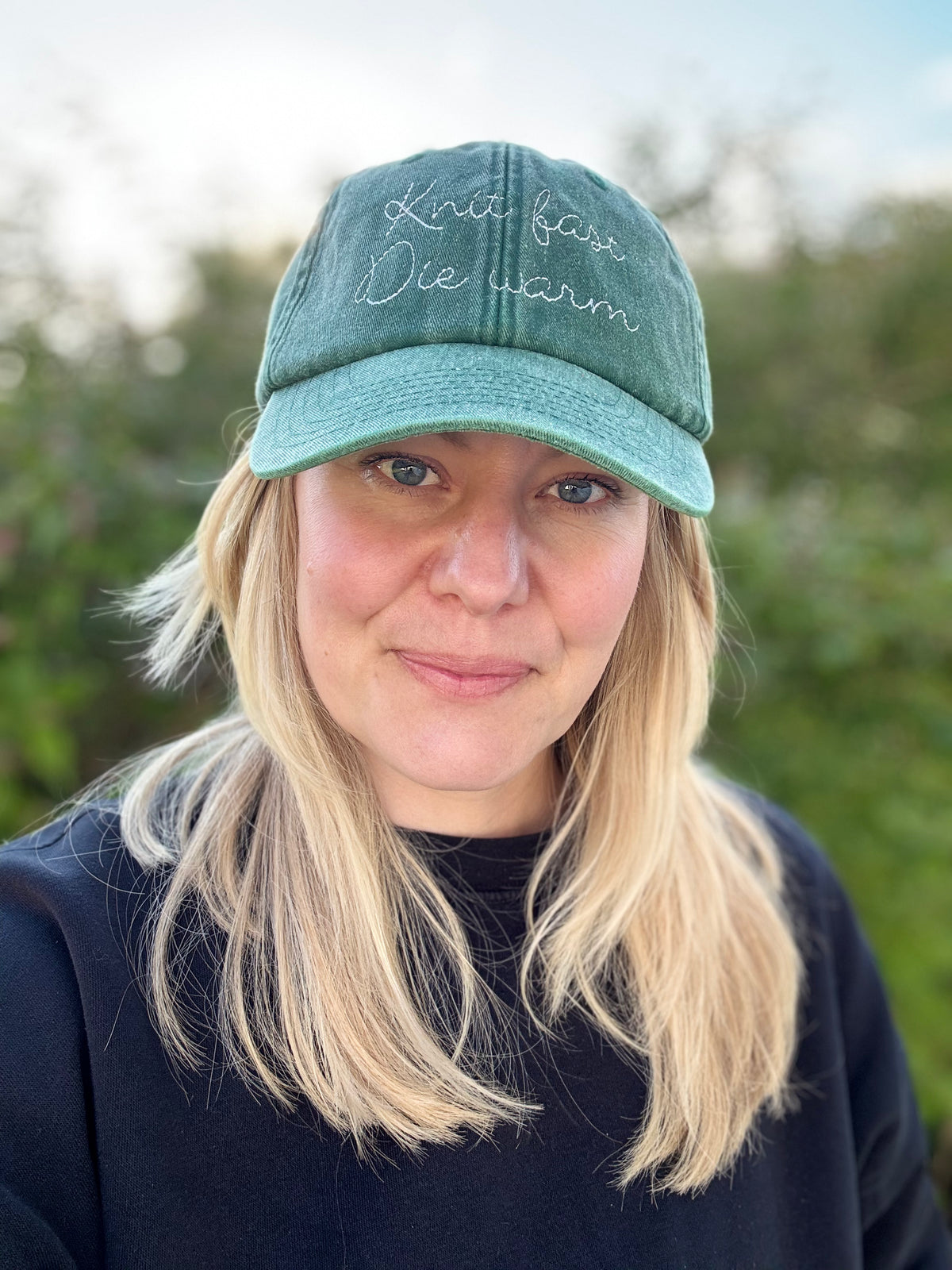 Keps "Knit fast die warm"