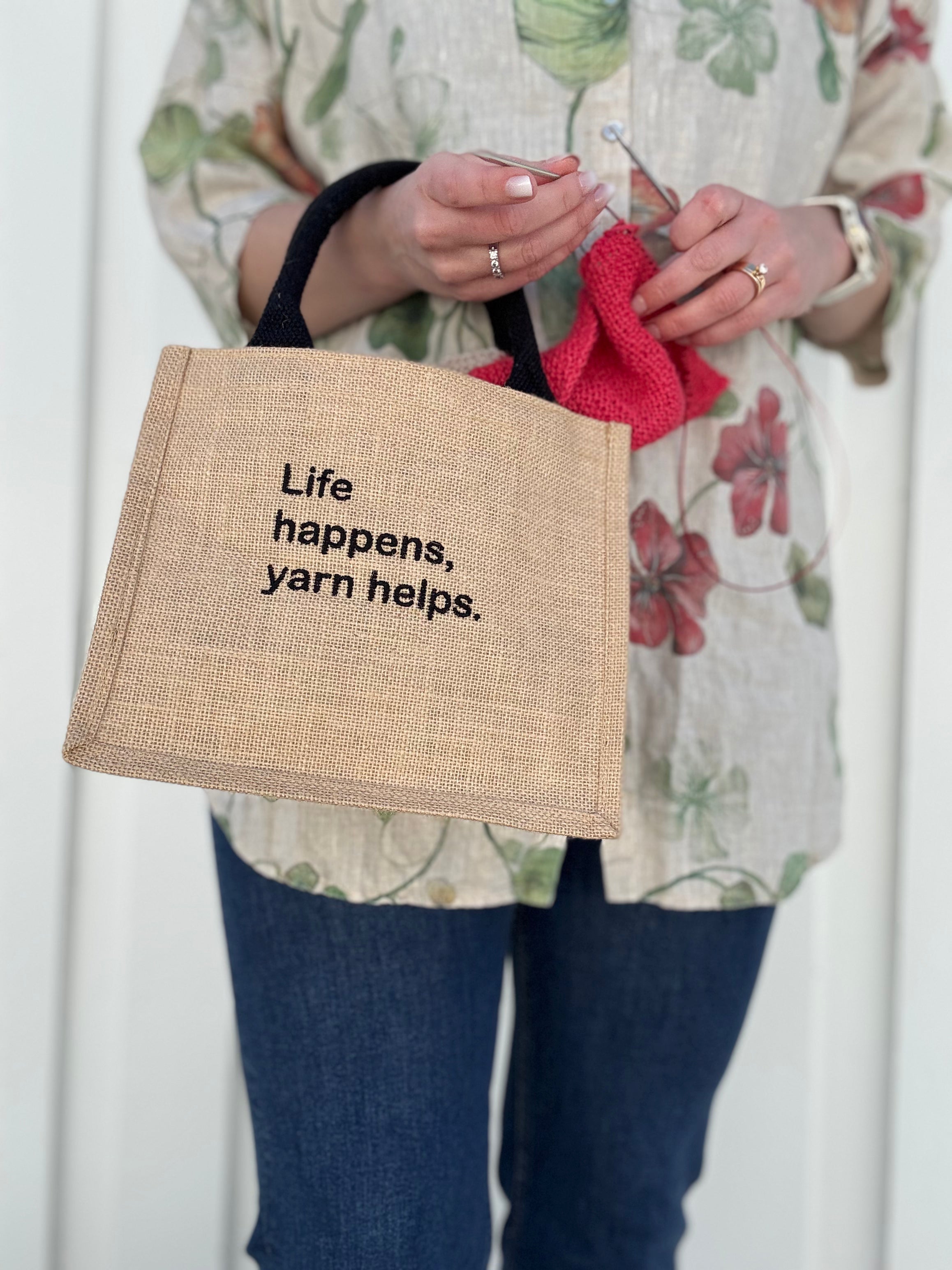 Väska, stor "Life happens, yarn helps."